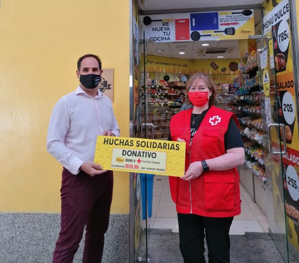 Entrega donativo Cruz Roja