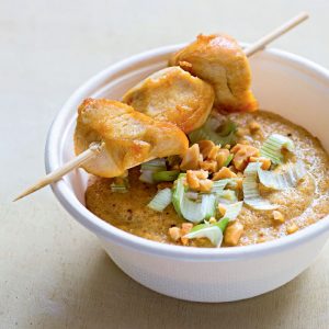 Brocheta de pollo con salsa de cacahuete