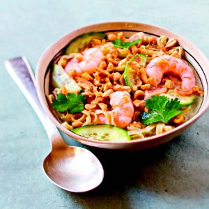 Receta de sopa de fideos con gambas y cacahuetes