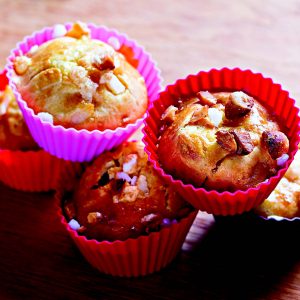 muffins de nueces de macadamia y manzana