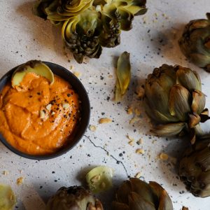 Alcachofas asadas con salsa romesco