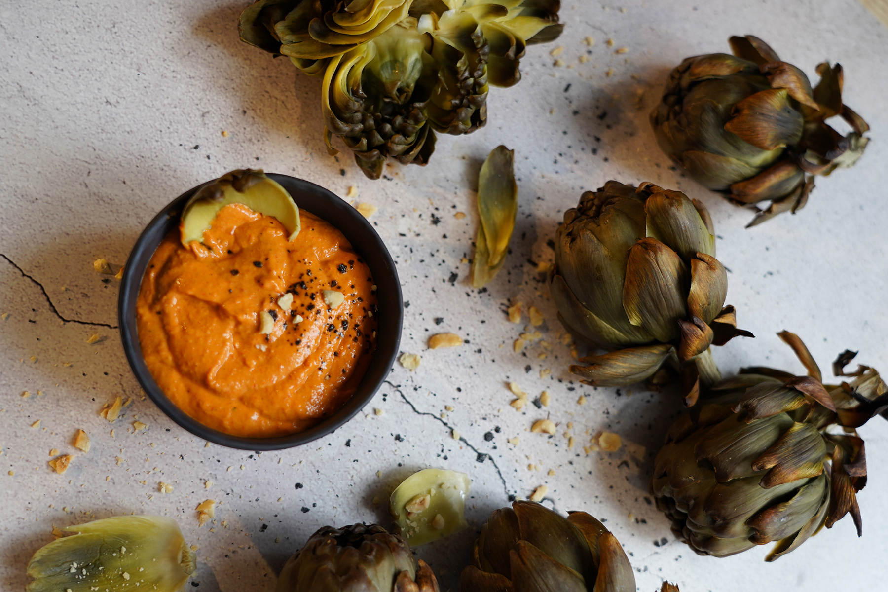 Alcachofas asadas con salsa romesco