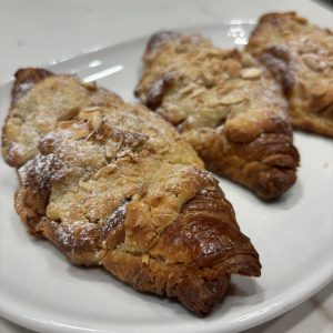 Croissants con salsa de almendra