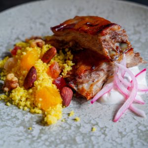 Ternasco con ensalada de cous cous y frutos secos