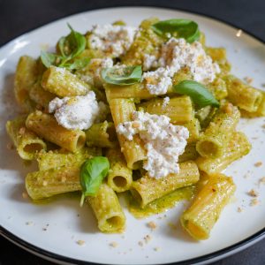 tortiglioni con pesto de nueces y burrata