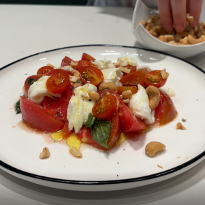 nsalada de tomates, mozzarella y anacardos trufados: sabor fresco con toque gourmet