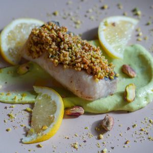 Merluza en costra de pistachos y almendras