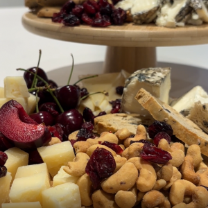 Tabla veraniega de quesos y frutas con anacardos trufados